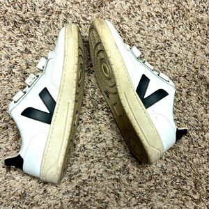 Veja Women's Recife Logo Sneakers size 8
